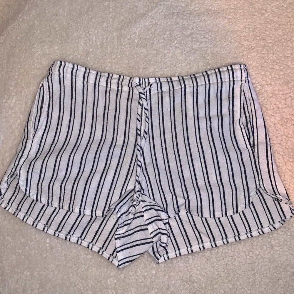 BRANDY MELVILLE STRIPED SHORTS ✨
